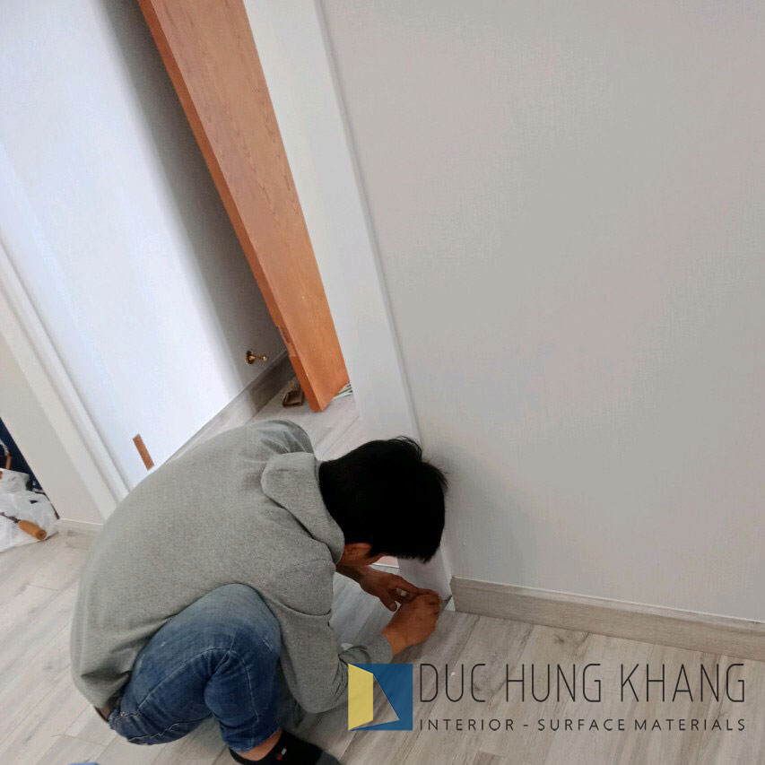 giấy dán tường keo sẵn